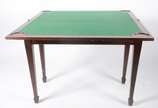 Mesa de jogo/console de madeira nobre, tampo do... - Mesa de jogo/console de madeira nobre, tampo dobrável com parte interna forrada de feltro verde. Tampo precisando de reparos.