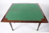 Mesa de jogo/console de madeira nobre, tampo do... - Mesa de jogo/console de madeira nobre, tampo dobrável com parte interna forrada de feltro verde. Tampo precisando de reparos.