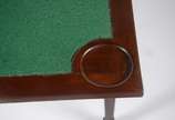 Mesa de jogo/console de madeira nobre, tampo do... - Mesa de jogo/console de madeira nobre, tampo dobrável com parte interna forrada de feltro verde. Tampo precisando de reparos.