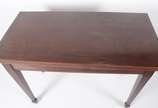 Mesa de jogo/console de madeira nobre, tampo do... - Mesa de jogo/console de madeira nobre, tampo dobrável com parte interna forrada de feltro verde. Tampo precisando de reparos.