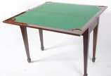 Mesa de jogo/console de madeira nobre, tampo do... - Mesa de jogo/console de madeira nobre, tampo dobrável com parte interna forrada de feltro verde. Tampo precisando de reparos.