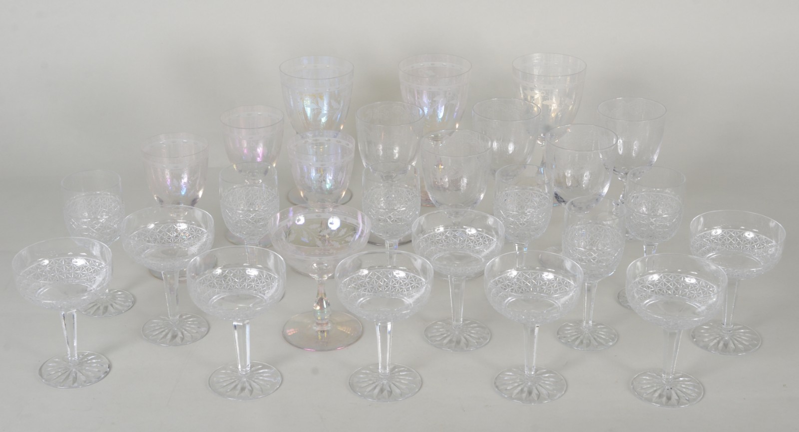 Diversas taças de cristal, sendo: 8 para vinho branco; 3 para vinho... - foto 1 de 10