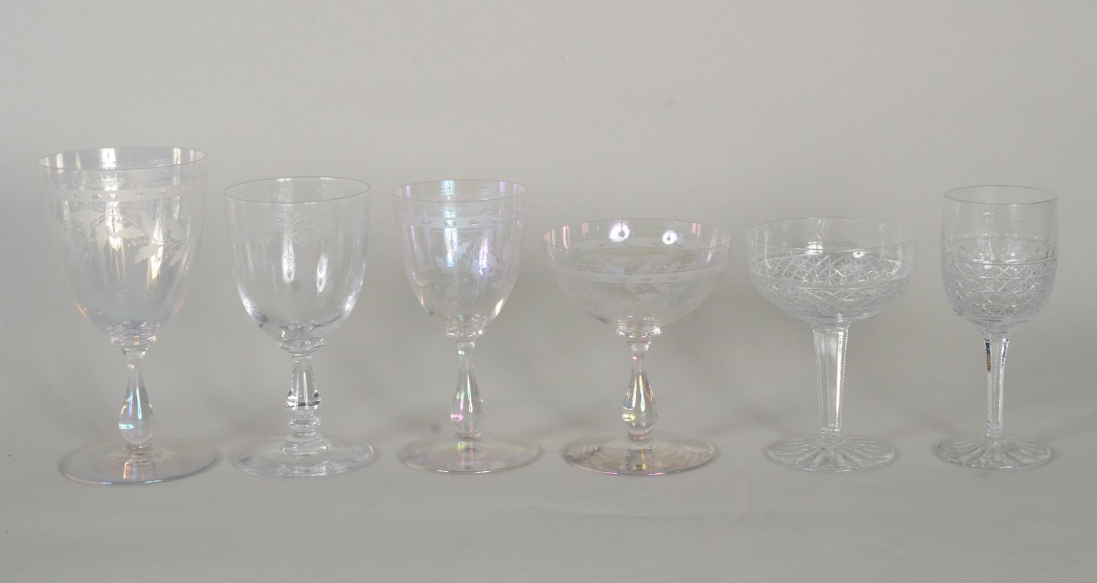 Diversas taças de cristal, sendo: 8 para vinho branco; 3 para vinho... - foto 2 de 10