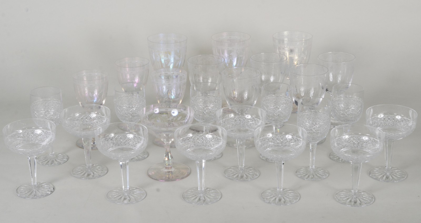 Diversas taças de cristal, sendo: 8 para vinho branco; 3 para vinho... - foto 3 de 10
