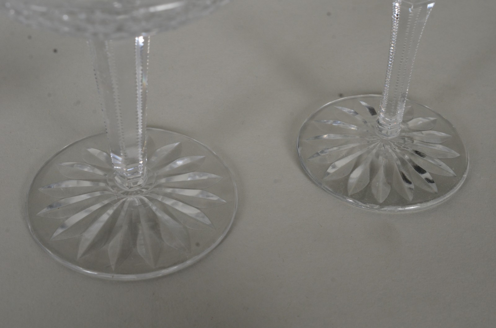 Diversas taças de cristal, sendo: 8 para vinho branco; 3 para vinho... - foto 8 de 10