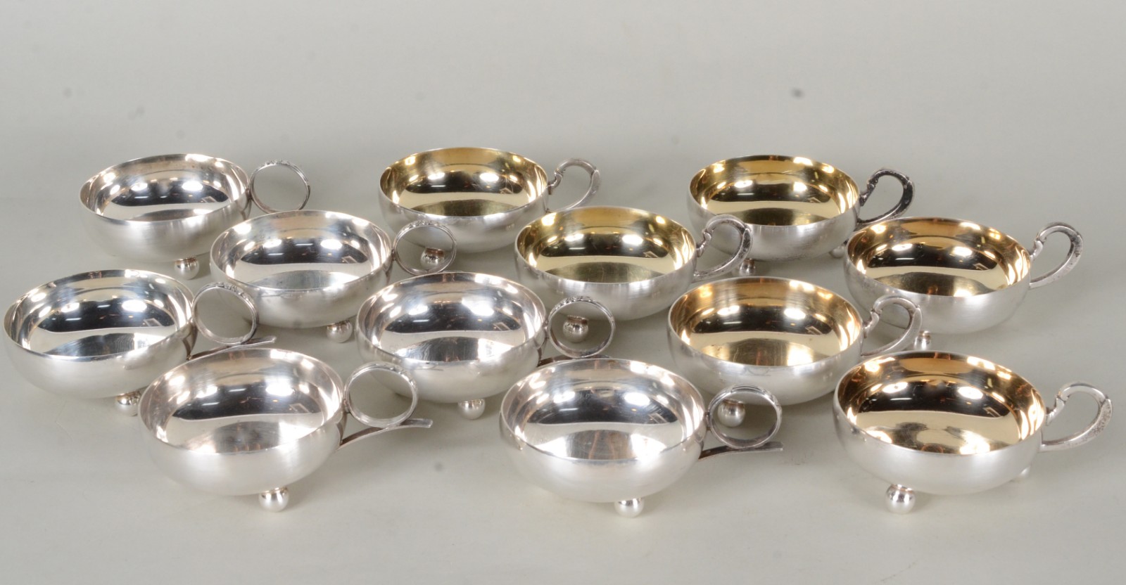 Diversas peças de metal, sendo: 12 taças de sorvete com 6 colheres; 2... - foto 3 de 11
