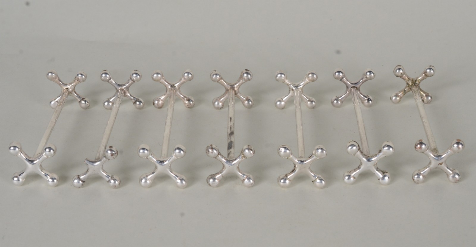 Diversas peças de metal, sendo: 12 taças de sorvete com 6 colheres; 2... - foto 8 de 11