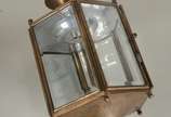 Par de lanternas de metal dourado feitio sextav... - Par de lanternas de metal dourado feitio sextavado, uma delas com vidros bisotados (a outra faltando os vidros).
