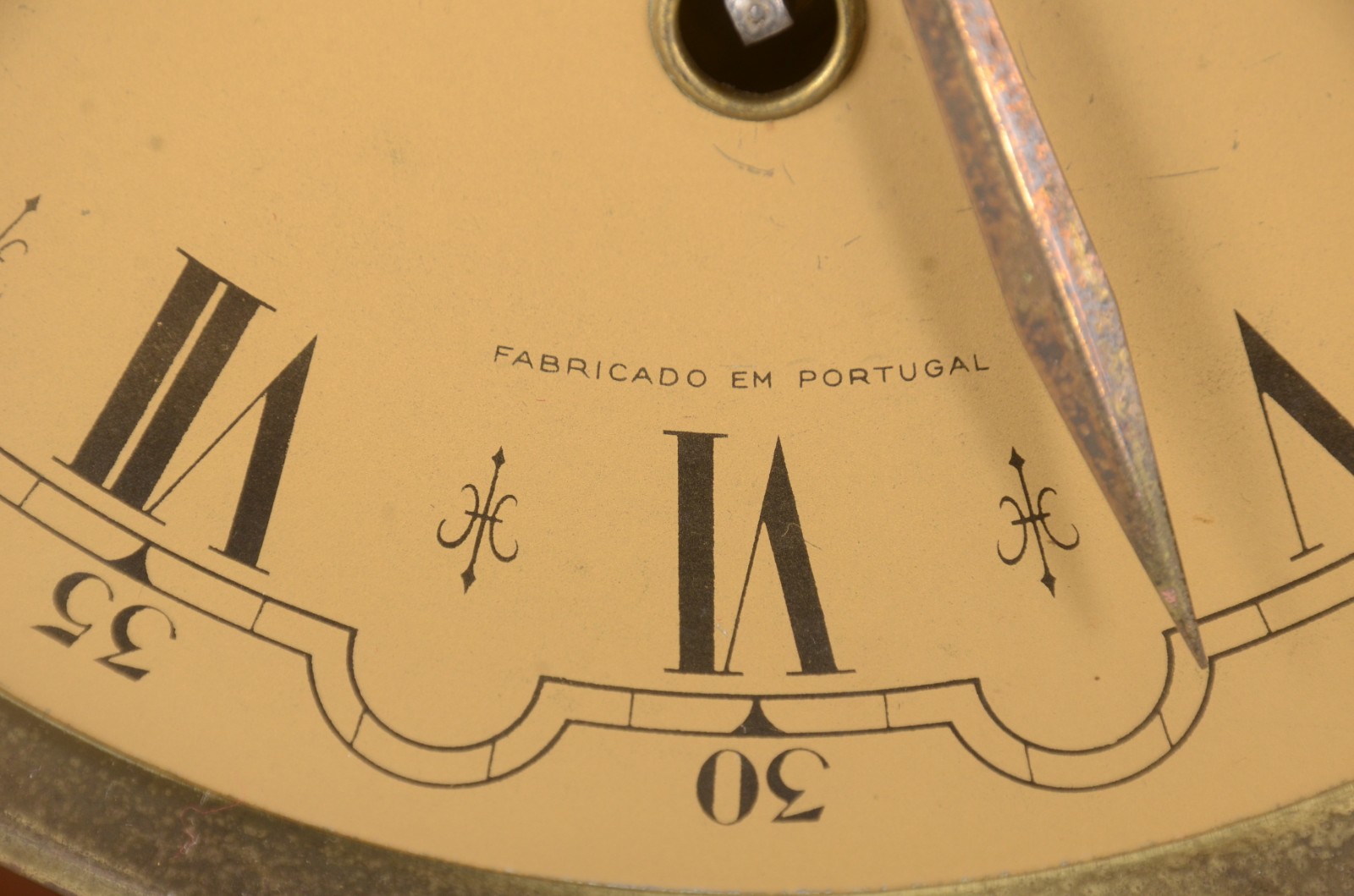 Relógio portugues de parede marca "Reguladora". Faltando pequeno... - foto 4 de 10