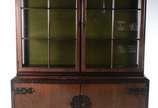 Laubisch-Hirth (1914),  - Móvel vitrine de madeira nobre, parte inferior com duas portas com detalhes de metal e prateleiras internas. Parte superior com duas portas e laterais