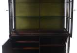 Laubisch-Hirth (1914),  - Móvel vitrine de madeira nobre, parte inferior com duas portas com detalhes de metal e prateleiras internas. Parte superior com duas portas e laterais