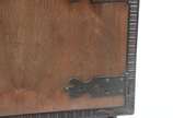 Laubisch-Hirth (1914),  - Móvel vitrine de madeira nobre, parte inferior com duas portas com detalhes de metal e prateleiras internas. Parte superior com duas portas e laterais