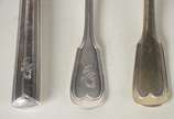 Christofle (1830),  - Parte de serviço de metal prateado composto de: 12 garfos e 12 facas Christofle. Acompanham 28 garfos de metal diversos. Total: 52 peças.