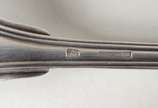 Christofle (1830),  - Parte de serviço de metal prateado composto de: 12 garfos e 12 facas Christofle. Acompanham 28 garfos de metal diversos. Total: 52 peças.