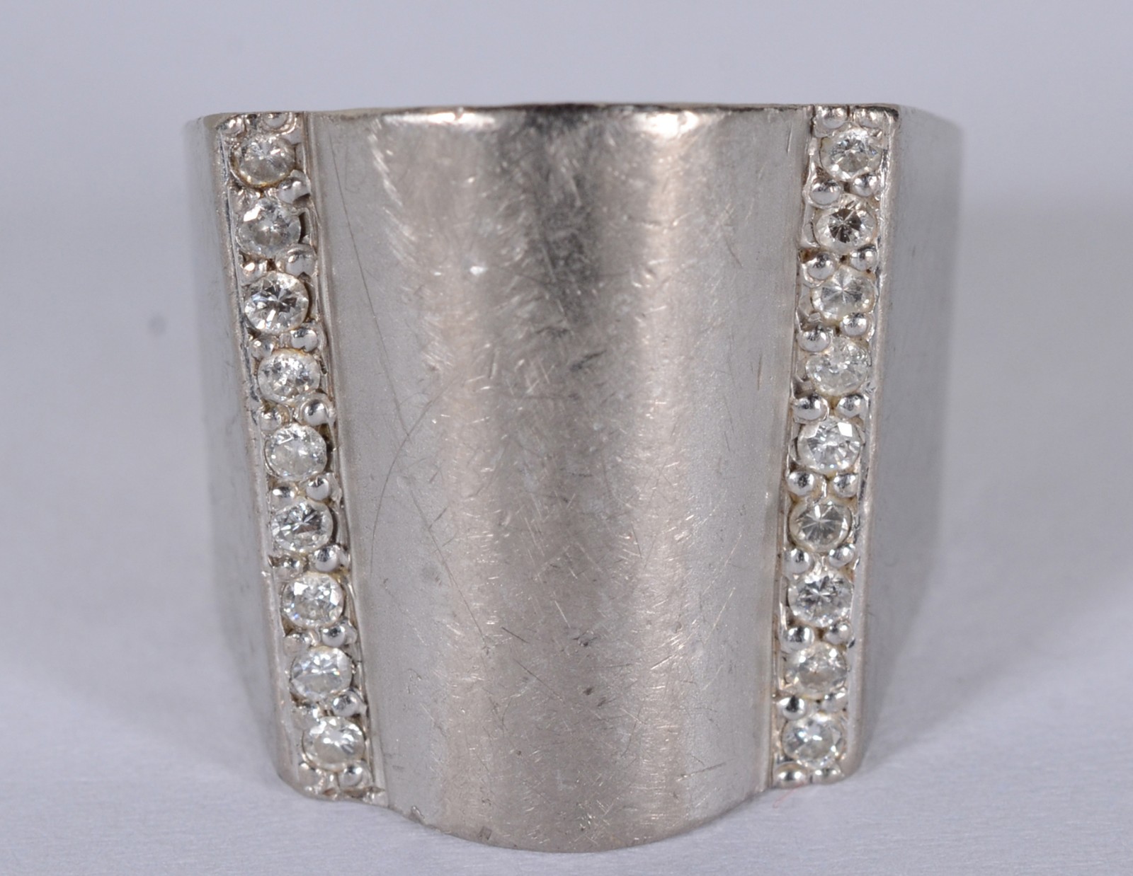 Anel de ouro branco com brilhantes lapidados, aro 20 (Por motivos de... - foto 2 de 10