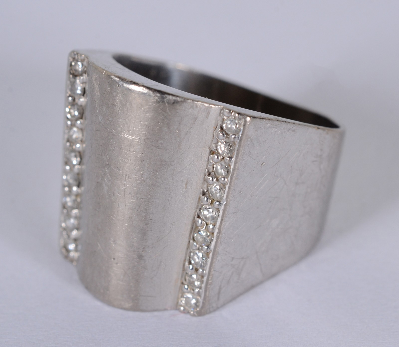 Anel de ouro branco com brilhantes lapidados, aro 20 (Por motivos de... - foto 1 de 10