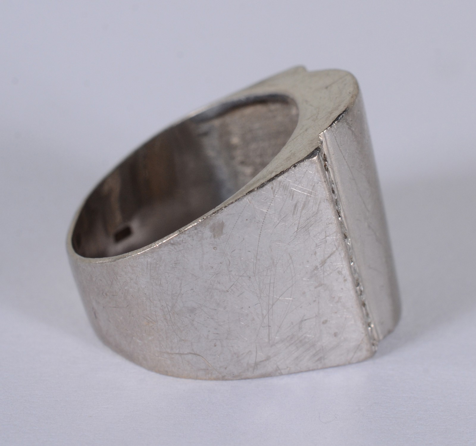 Anel de ouro branco com brilhantes lapidados, aro 20 (Por motivos de... - foto 3 de 10