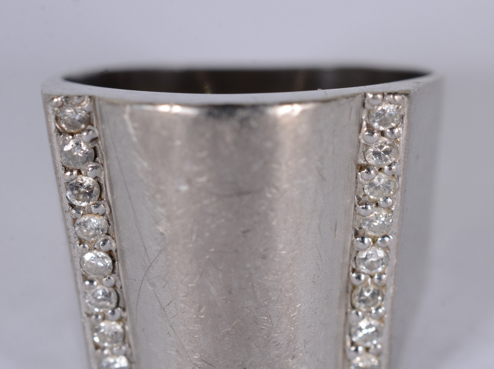 Anel de ouro branco com brilhantes lapidados, aro 20 (Por motivos de... - foto 5 de 10