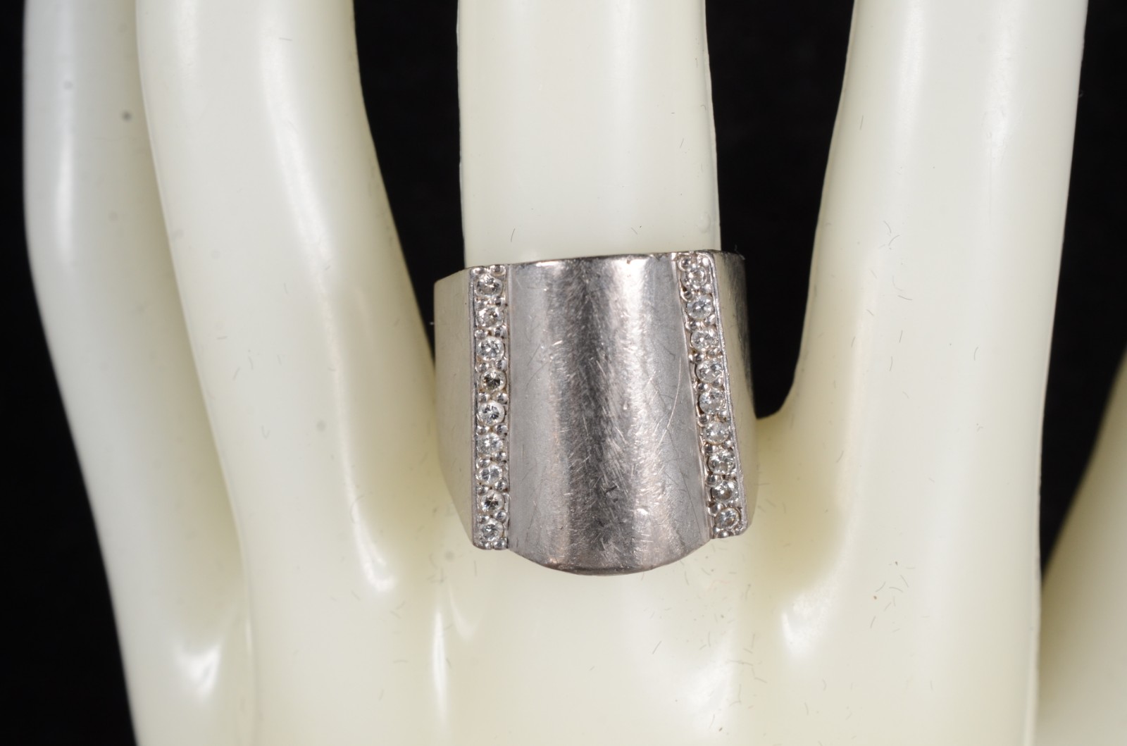 Anel de ouro branco com brilhantes lapidados, aro 20 (Por motivos de... - foto 10 de 10