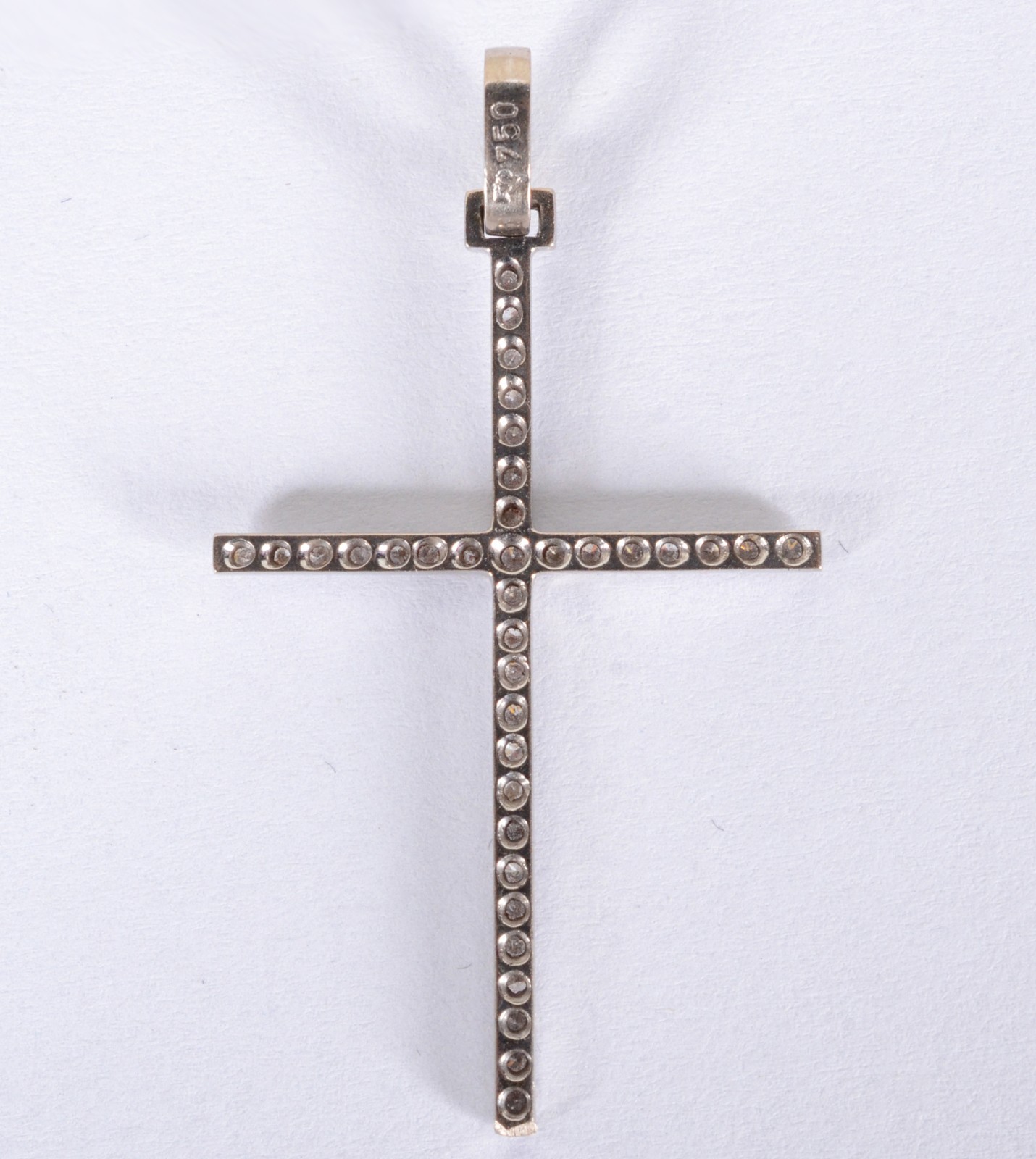 Crucifixo de ouro branco com brilhantes. (Por motivos de segurança a... - foto 1 de 5