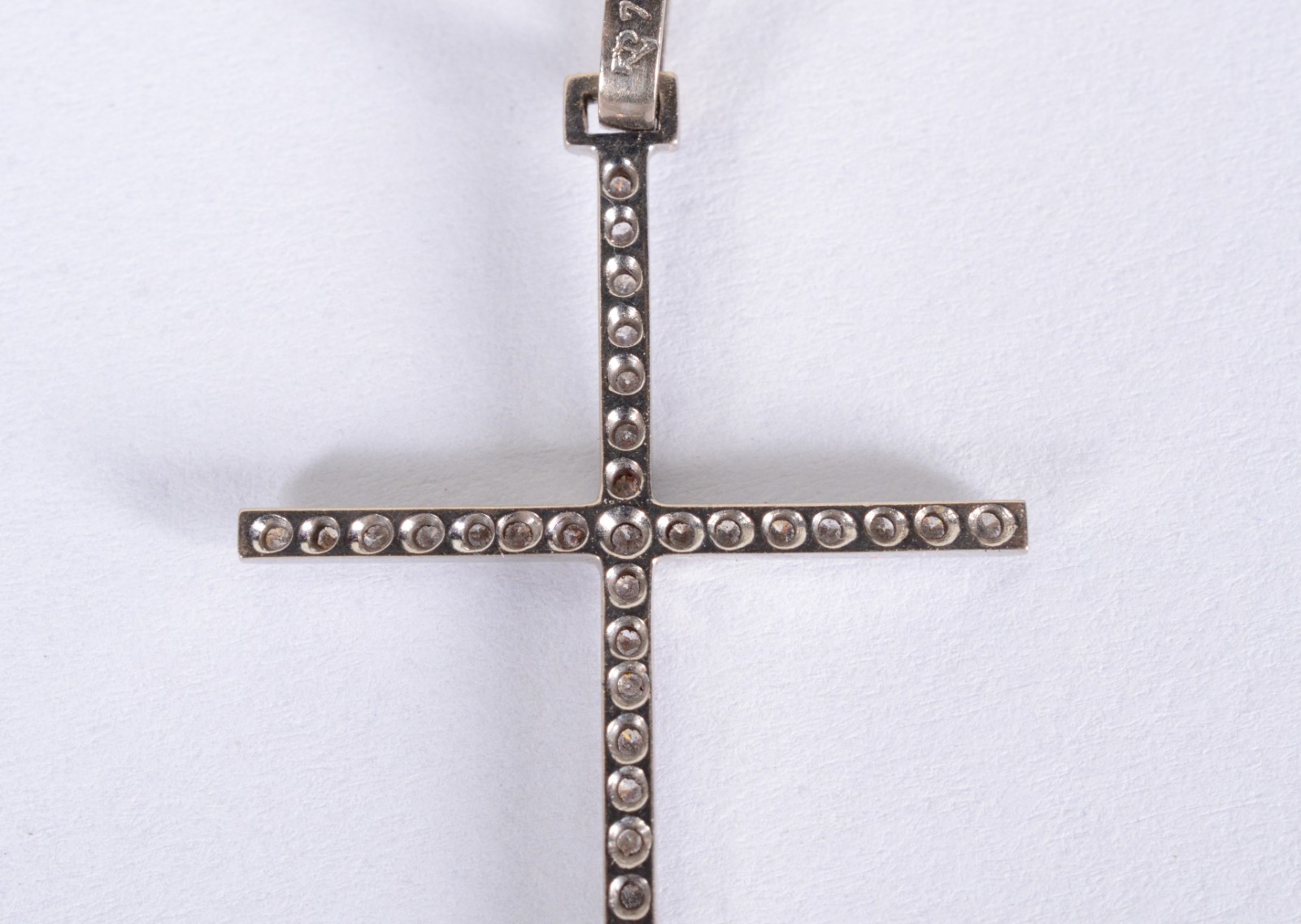 Crucifixo de ouro branco com brilhantes. (Por motivos de segurança a... - foto 2 de 5