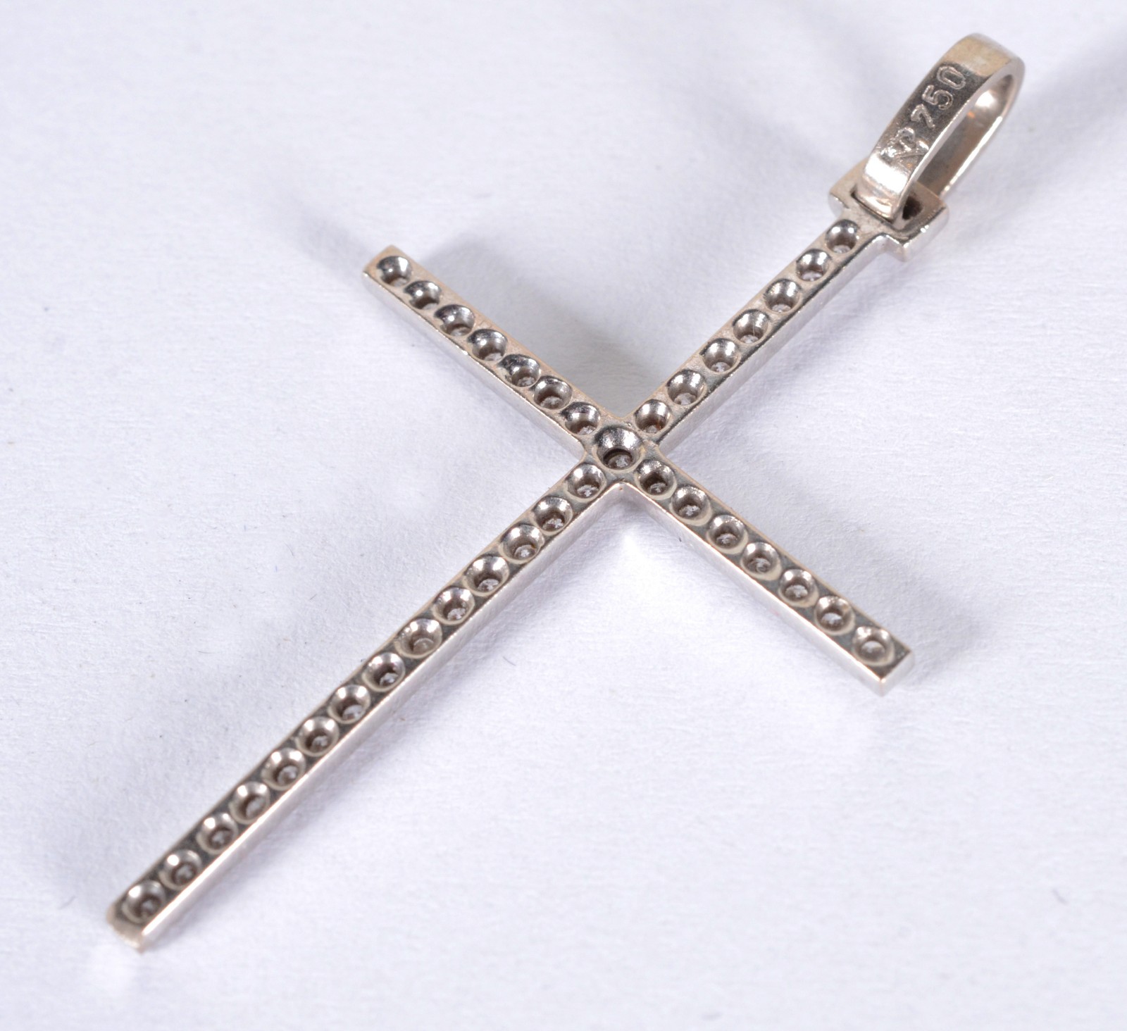 Crucifixo de ouro branco com brilhantes. (Por motivos de segurança a... - foto 3 de 5