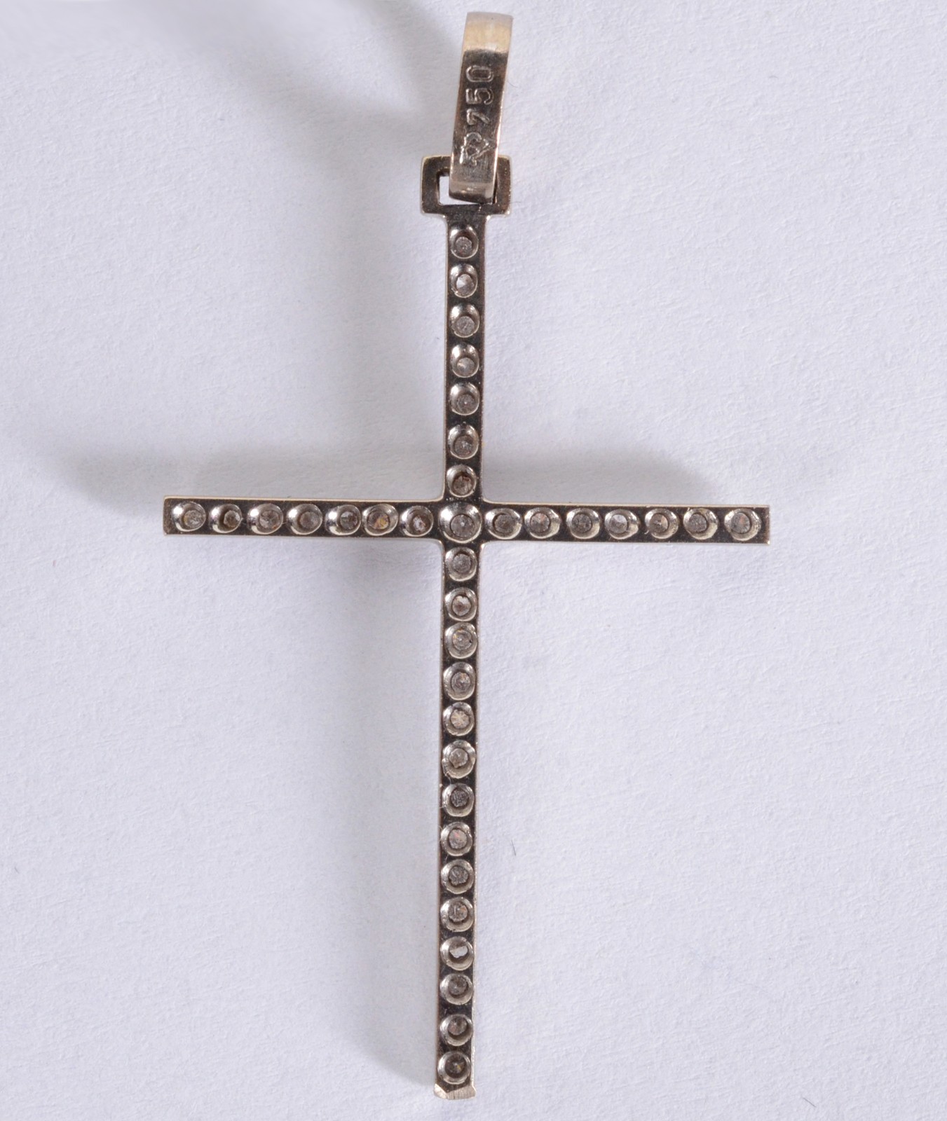 Crucifixo de ouro branco com brilhantes. (Por motivos de segurança a... - foto 4 de 5