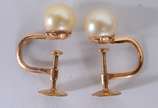 Três pares de brincos de ouro 18 k com pérolas. - Três pares de brincos de ouro 18 k com pérolas.