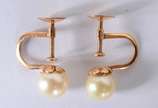 Três pares de brincos de ouro 18 k com pérolas. - Três pares de brincos de ouro 18 k com pérolas.