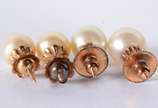 Três pares de brincos de ouro 18 k com pérolas. - Três pares de brincos de ouro 18 k com pérolas.