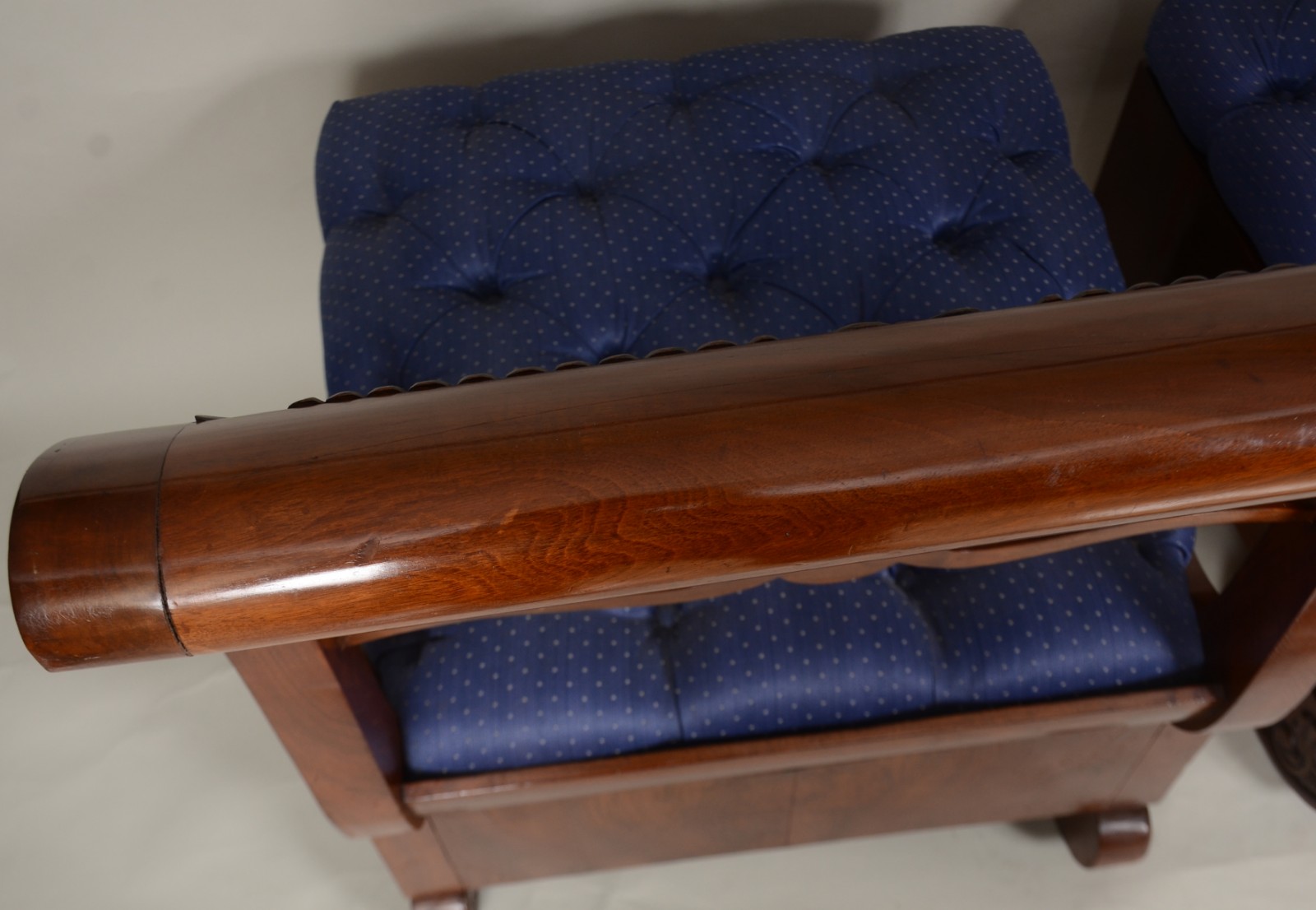 Antigo e elegante conjunto de sofá com duas poltronas, período do... - foto 8 de 10