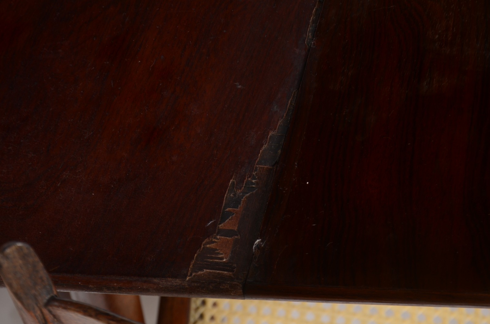 Mesa de jantar de madeira nobre, tábuas extensoras nas cabeceiras (93... - foto 9 de 11