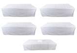Cinco toalhas de mesa de tecido branco adamasca... - Cinco toalhas de mesa de tecido branco adamascado. Acompanham 24 guardanapos.