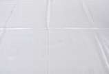 Cinco toalhas de mesa de tecido branco adamasca... - Cinco toalhas de mesa de tecido branco adamascado. Acompanham 24 guardanapos.