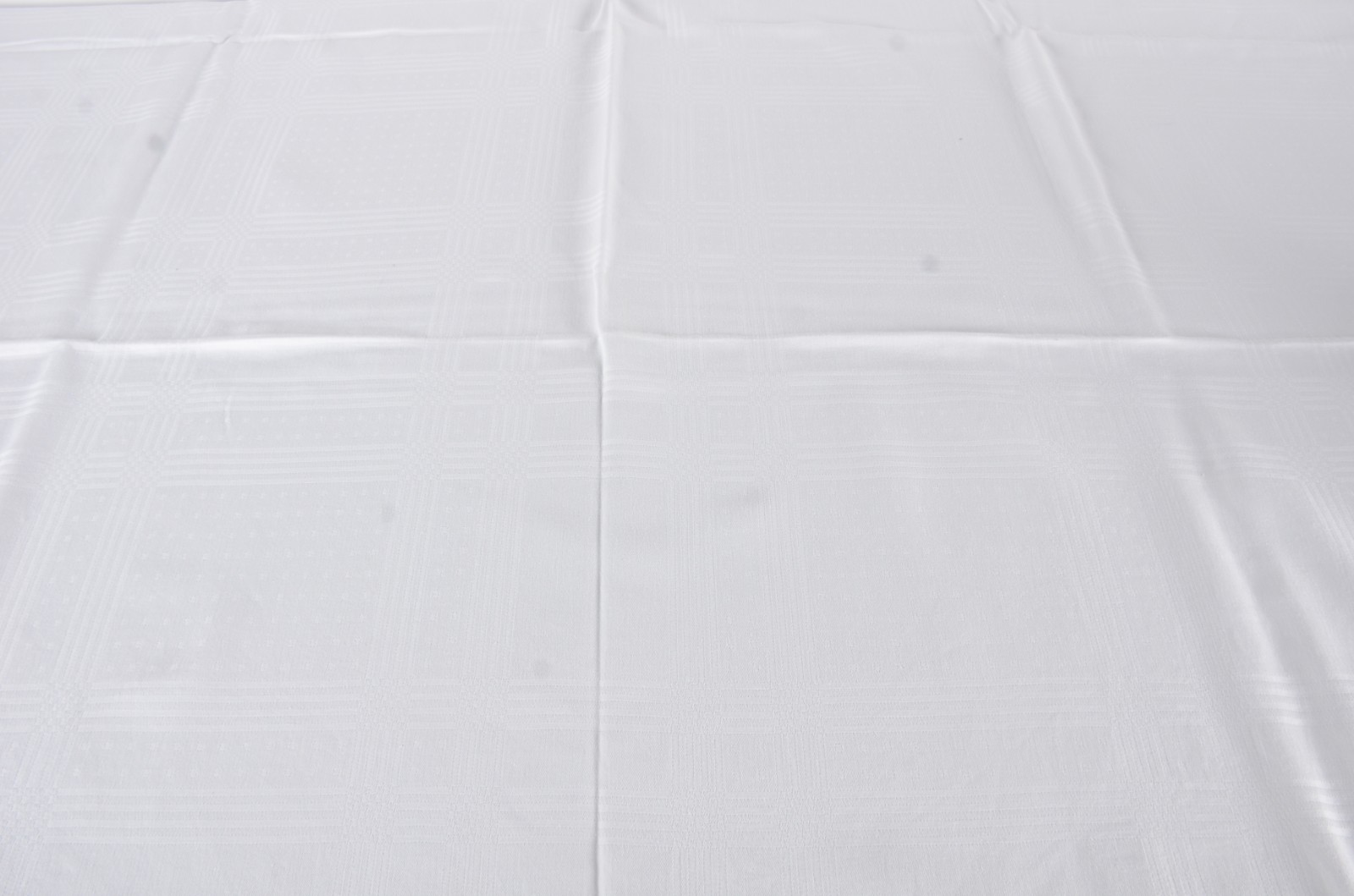 Cinco toalhas de mesa de tecido branco adamascado. Acompanham 24... - foto 3 de 8