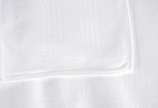 Cinco toalhas de mesa de tecido branco adamasca... - Cinco toalhas de mesa de tecido branco adamascado. Acompanham 24 guardanapos.