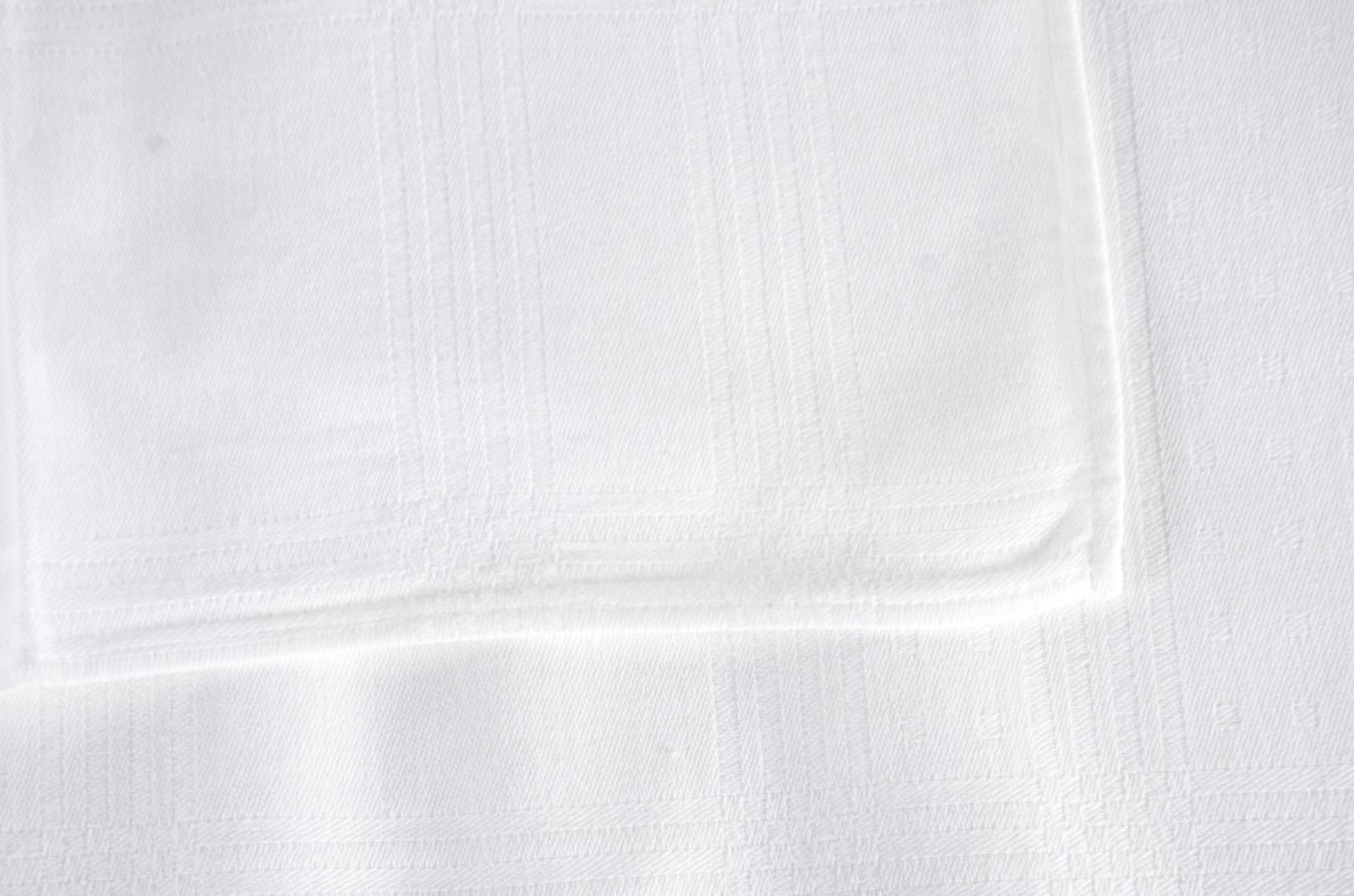 Cinco toalhas de mesa de tecido branco adamascado. Acompanham 24... - foto 4 de 8