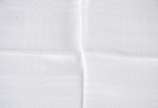 Cinco toalhas de mesa de tecido branco adamasca... - Cinco toalhas de mesa de tecido branco adamascado. Acompanham 24 guardanapos.