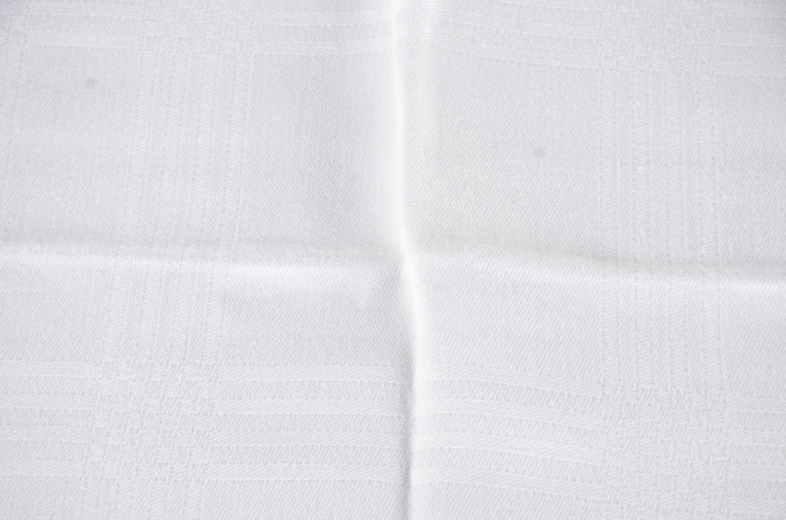 Cinco toalhas de mesa de tecido branco adamascado. Acompanham 24... - foto 5 de 8