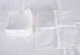 Cinco toalhas de mesa de tecido branco adamasca... - Cinco toalhas de mesa de tecido branco adamascado. Acompanham 24 guardanapos.