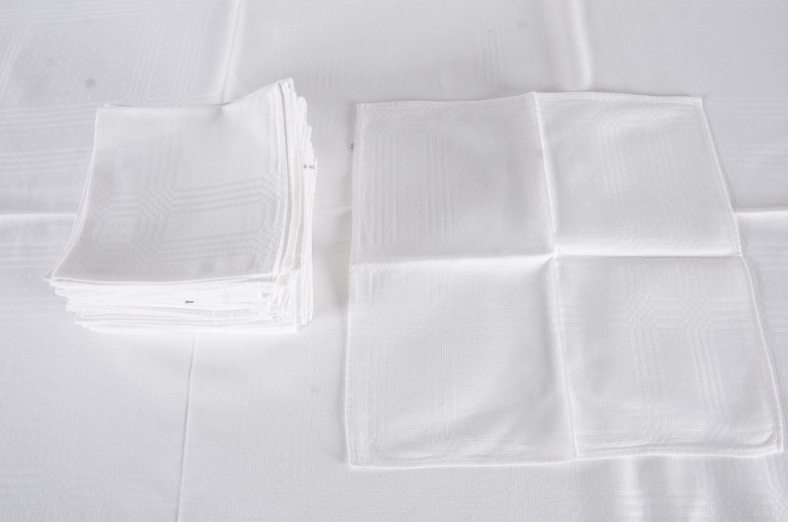 Cinco toalhas de mesa de tecido branco adamascado. Acompanham 24... - foto 6 de 8