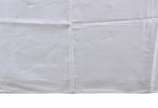 Cinco toalhas de mesa de tecido branco adamasca... - Cinco toalhas de mesa de tecido branco adamascado. Acompanham 24 guardanapos.