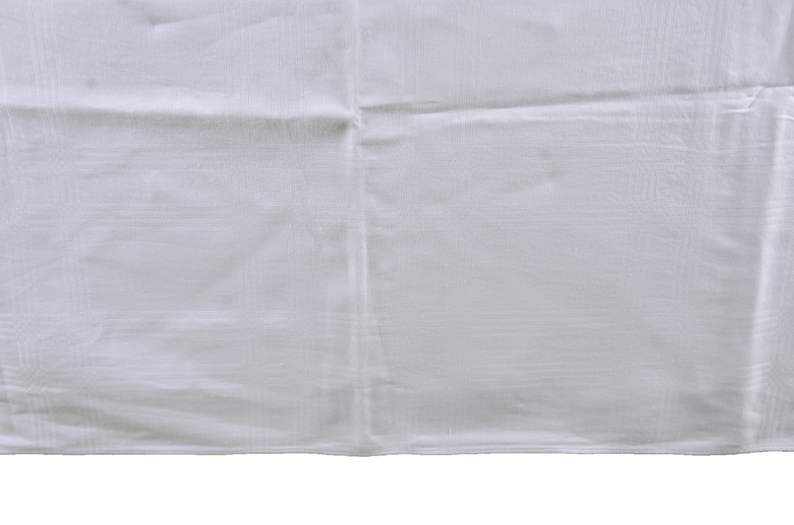 Cinco toalhas de mesa de tecido branco adamascado. Acompanham 24... - foto 7 de 8