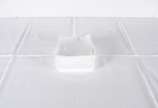 Cinco toalhas de mesa de tecido branco adamasca... - Cinco toalhas de mesa de tecido branco adamascado. Acompanham 24 guardanapos.