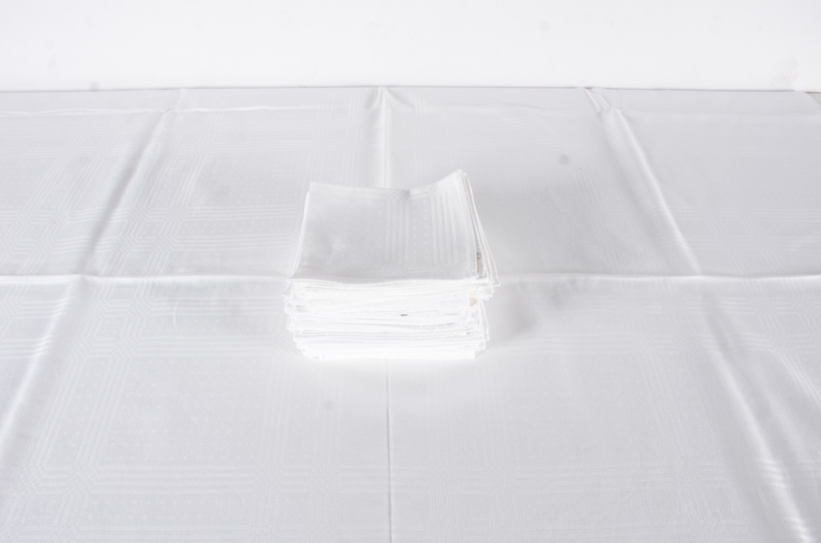 Cinco toalhas de mesa de tecido branco adamascado. Acompanham 24... - foto 8 de 8