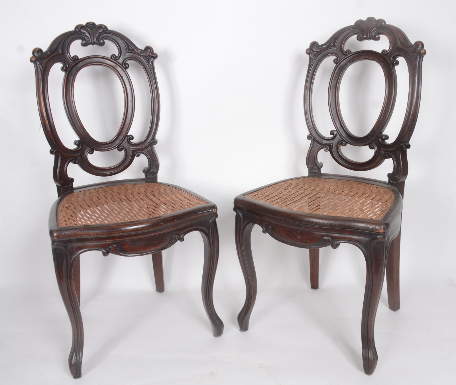Conjunto com 5 cadeiras de madeira nobre, encostos na forma de... - foto 3 de 11