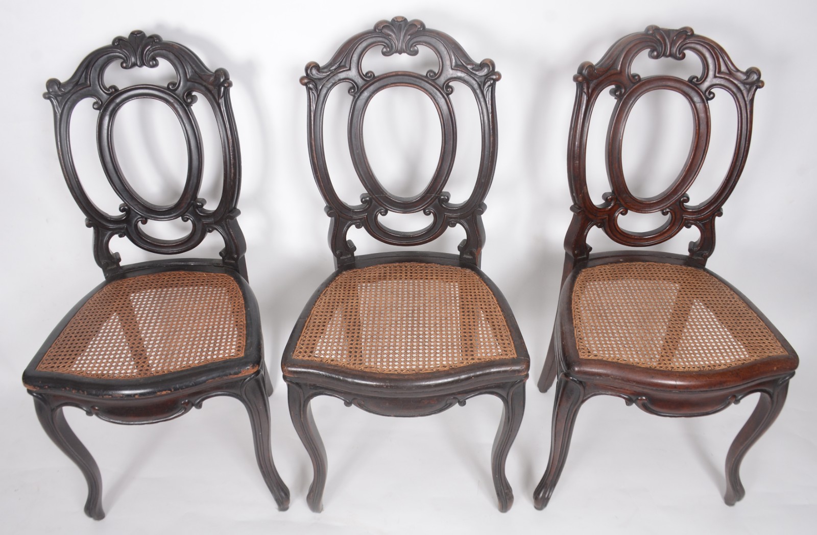 Conjunto com 5 cadeiras de madeira nobre, encostos na forma de... - foto 4 de 11