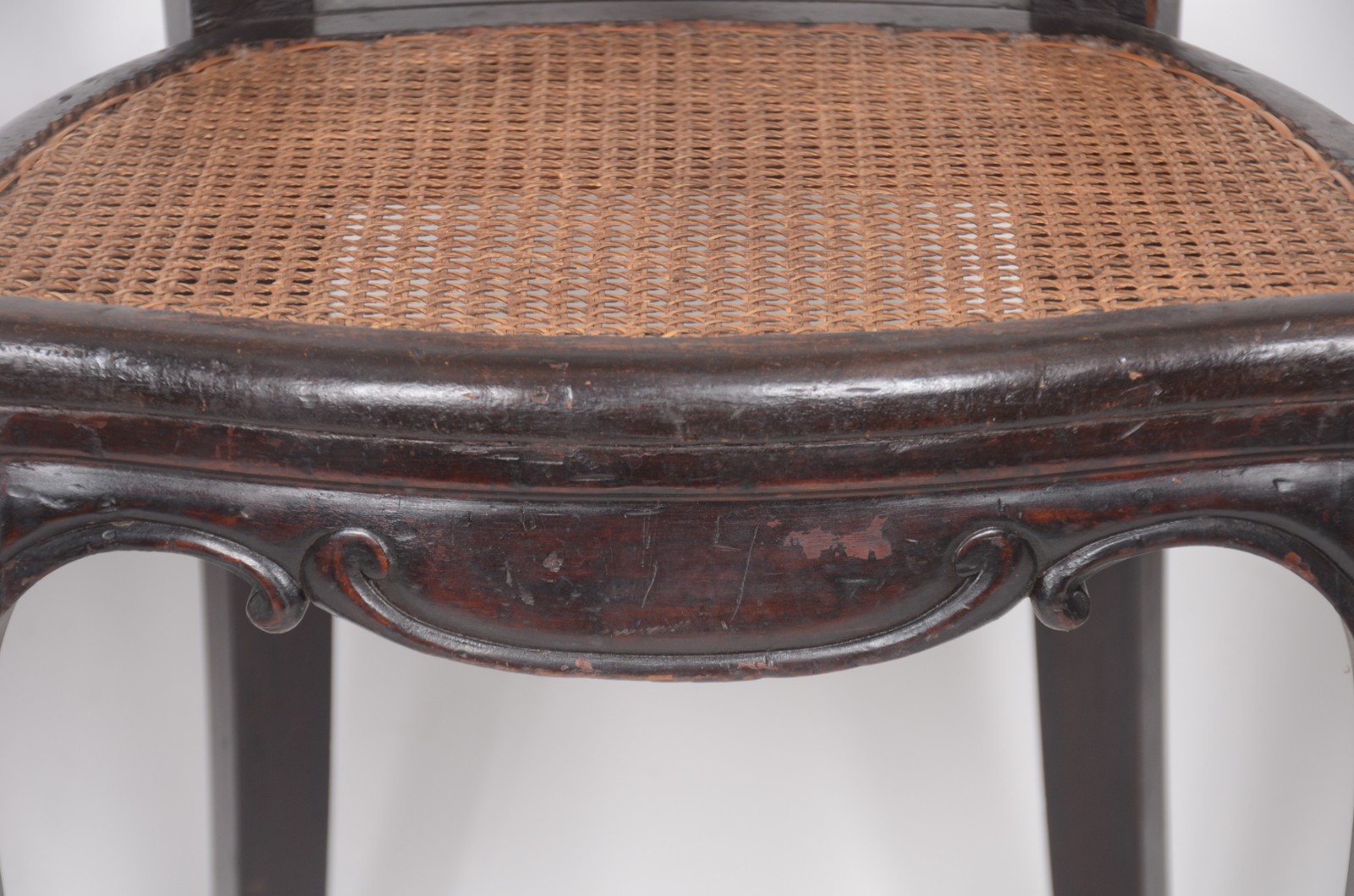 Conjunto com 5 cadeiras de madeira nobre, encostos na forma de... - foto 5 de 11