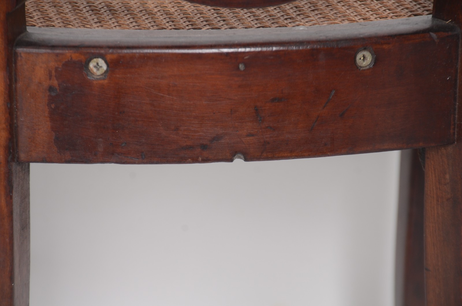 Conjunto com 5 cadeiras de madeira nobre, encostos na forma de... - foto 7 de 11