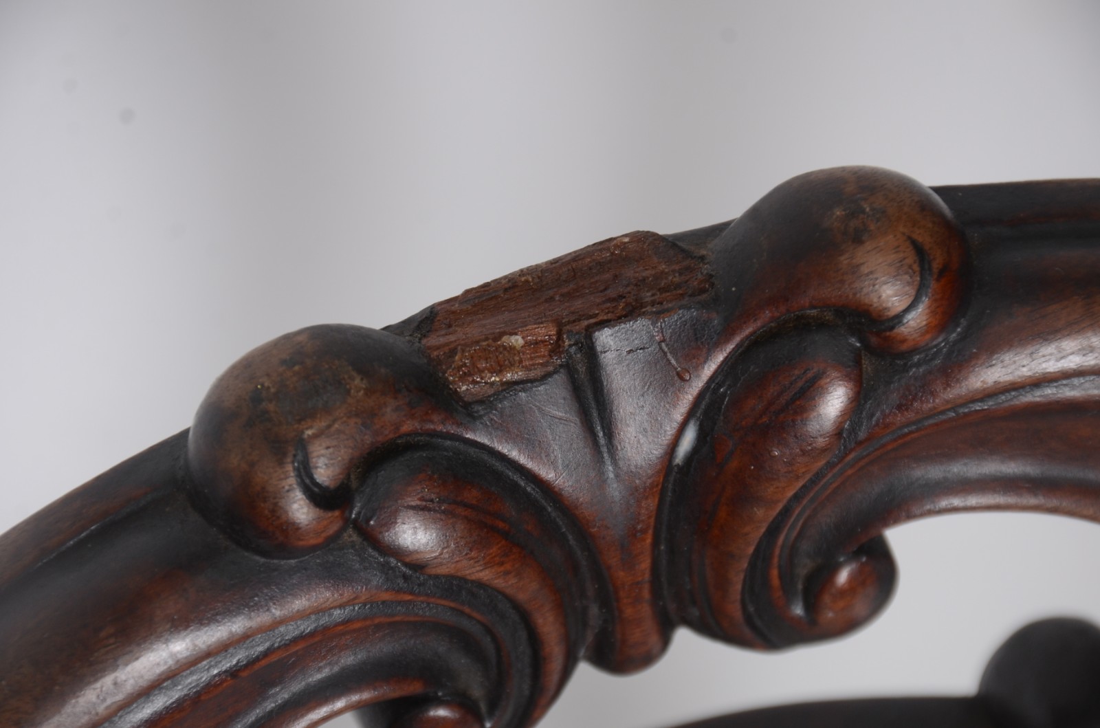 Conjunto com 5 cadeiras de madeira nobre, encostos na forma de... - foto 9 de 11